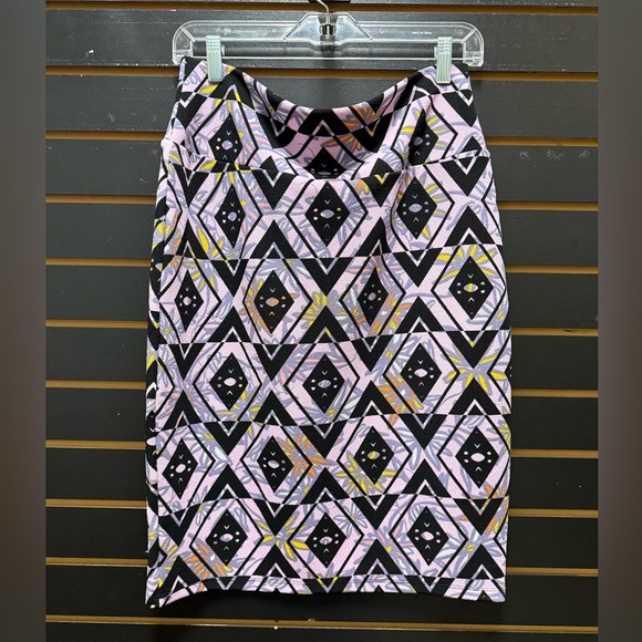 Geometric Patterned Pink and Black Skirt - Picture 3 of 3